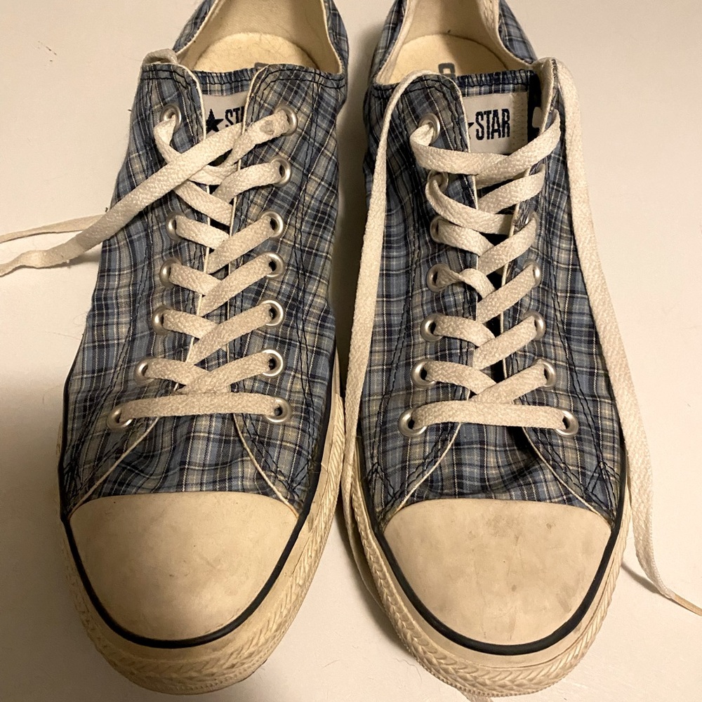 Converse tennis shoes